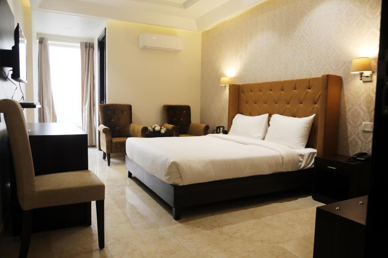 Awadh Inn Noida Exterior foto