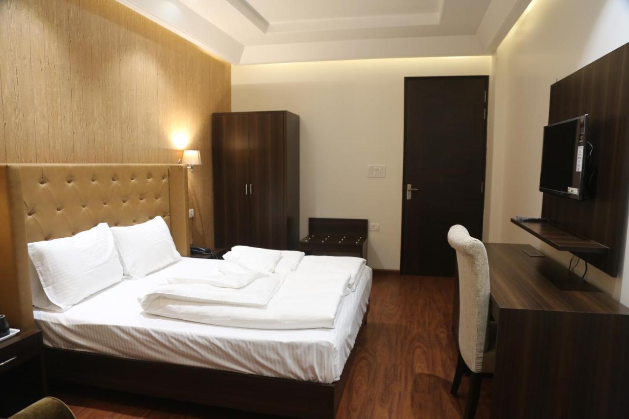 Awadh Inn Noida Exterior foto
